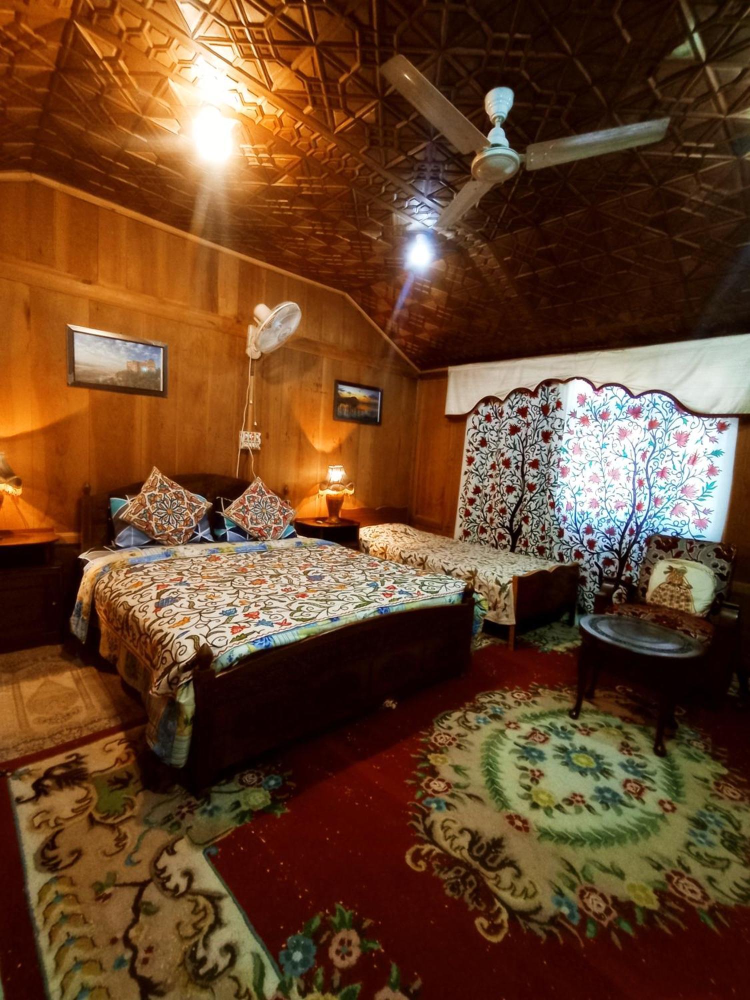 Merry Dawn Houseboat ศรีนาการ์ ภายนอก รูปภาพ