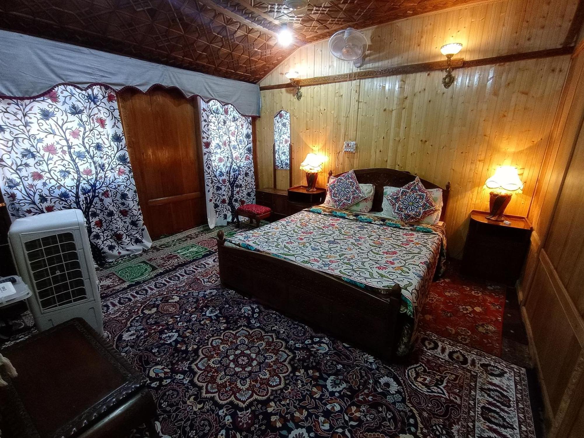 Merry Dawn Houseboat ศรีนาการ์ ภายนอก รูปภาพ